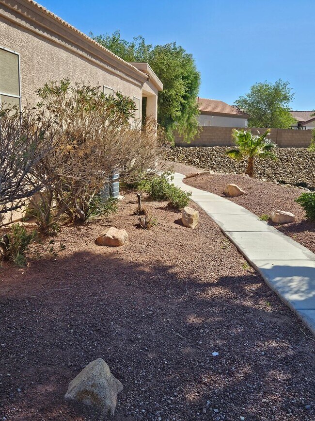 Foto del edificio - Beautiful and Stately home available in an active 55+ Community