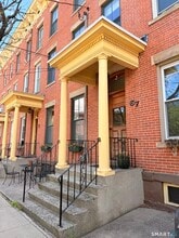 Building Photo - 67 Warren St