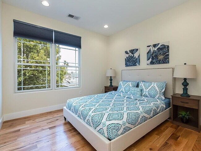 Foto del edificio - "Spacious Urban Living: Luxurious 4-Bed, 4-Bath Duplex in the Heart of Washington, DC!"