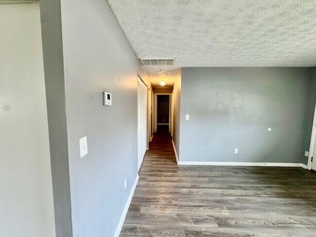 Foto del edificio - 3 Bedroom, 2 Bath Ranch Home with Garage and Fenced Yard in Huber Heights