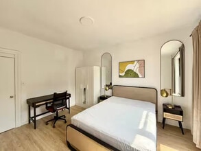Building Photo - Nice room in a good neighborhood