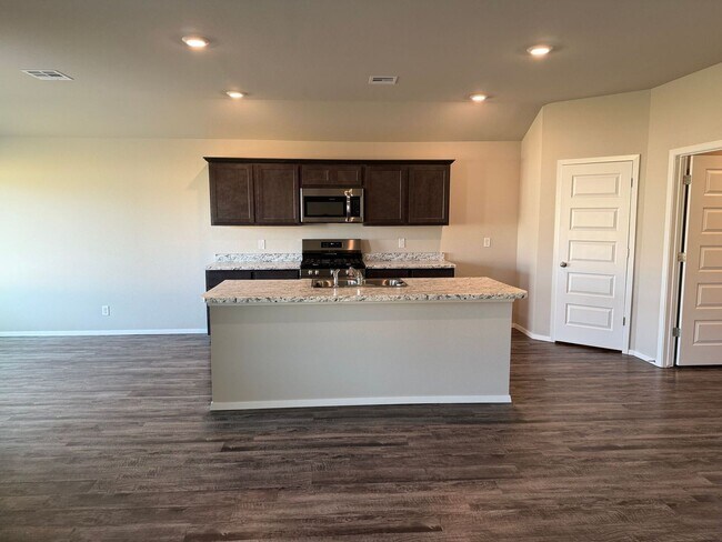 Foto del edificio - Welcome home to your 4 bed, 2 bath home in the desirable area of Broken Arrow, OK.