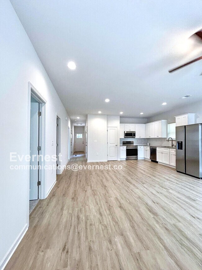 Building Photo - Lovely 3-Bedroom Home with Modern Amenitie...