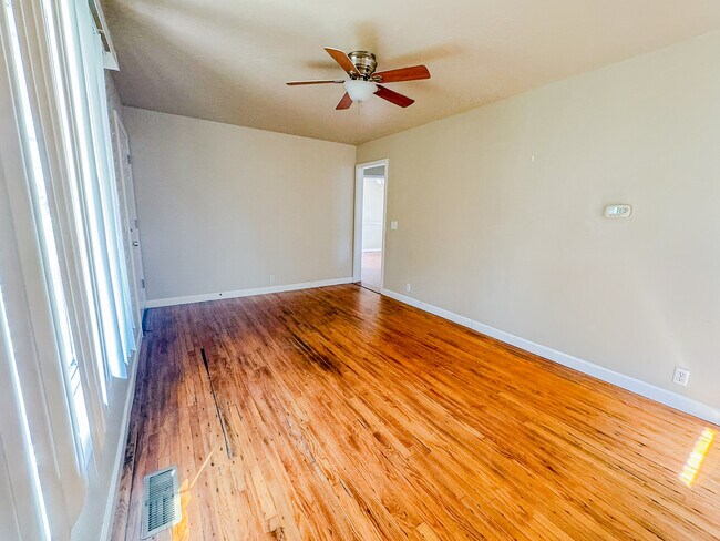 Foto del edificio - 1730 W Center St