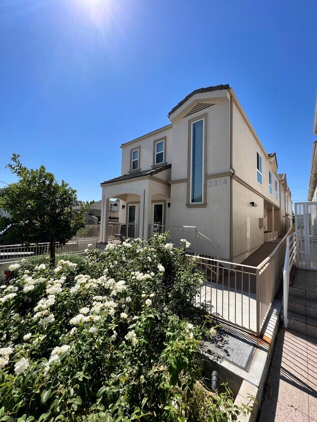 Foto principal - 2314 Montrose Ave