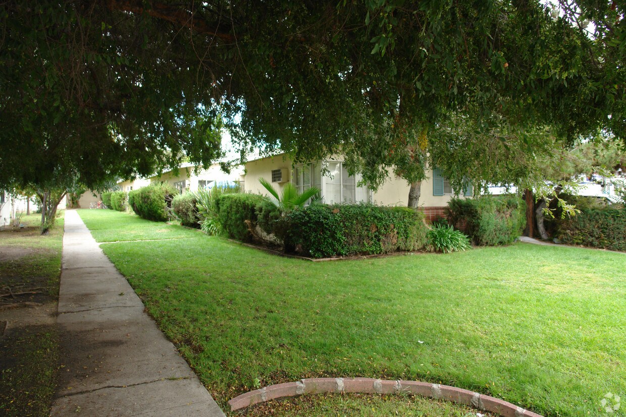 Primary Photo - 1037 E Glenoaks Blvd