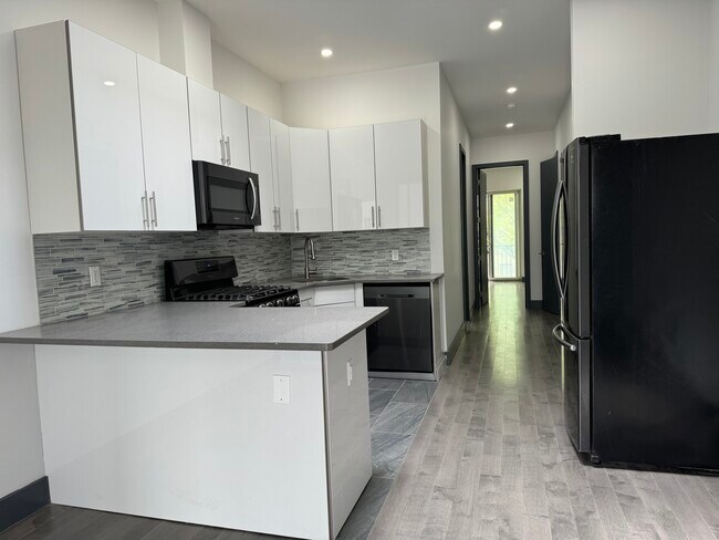 Foto del edificio - 657 Seneca Ave