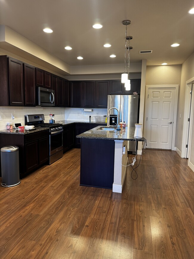 Building Photo - 16018 E 47th Dr