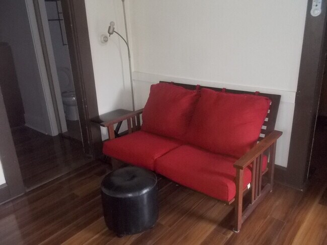 Sofá de la sala de estar en la pared oeste - 924 E Main St
