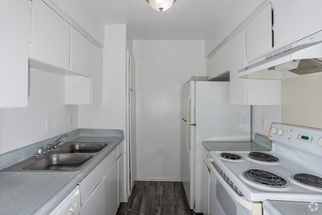 A1 - 1BR, 1BA - 697SF - Kitchen - Summer Glen