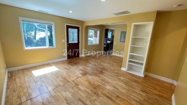 Foto del edificio - 2 Primary Suites + Huge Yard in Markham - ...