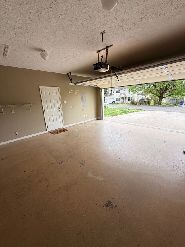 Foto del edificio - 3BR Home | Granite Kitchen | Fireplace | Deck | Fenced Yard