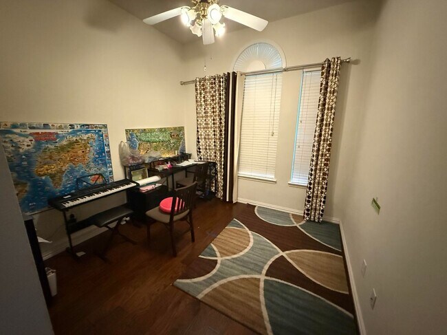 Foto del edificio - 1619 Mineral Springs Dr