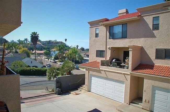 Building Photo - 2 Bedroom Townhouse in La Costa Hills!