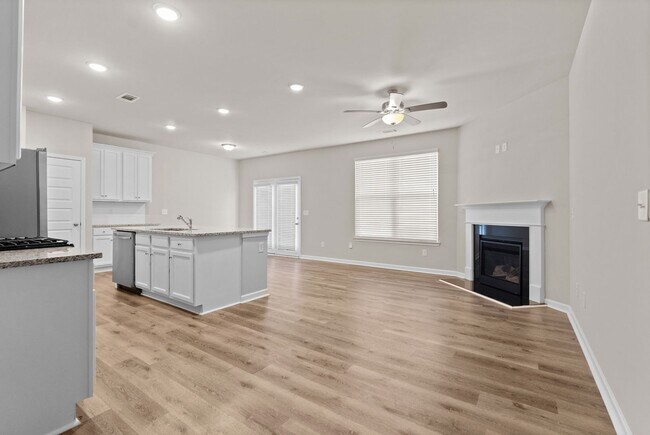 Foto del edificio - 3 BEDROOM TOWNHOME IN OAKWOOD!