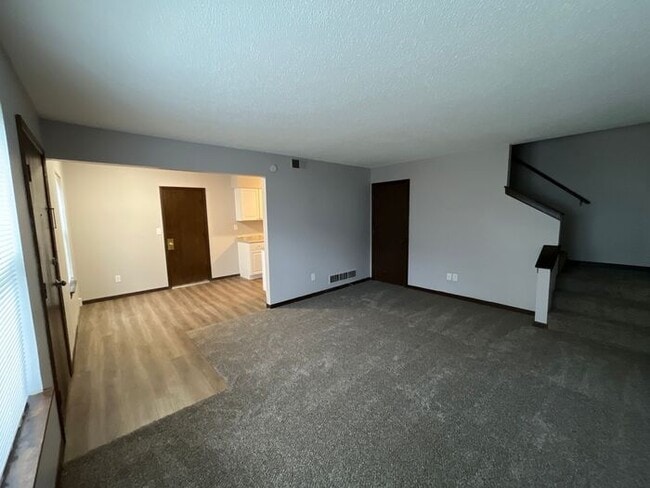 Building Photo - Completely Updated Townhome - 2 bed/ 1 bat...