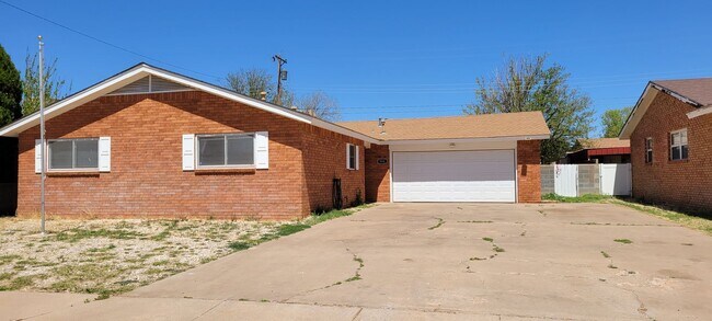 Foto del edificio - LARGE HOME ON QUIET STREET