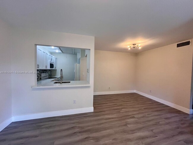 Foto del edificio - 2745 W 66th St