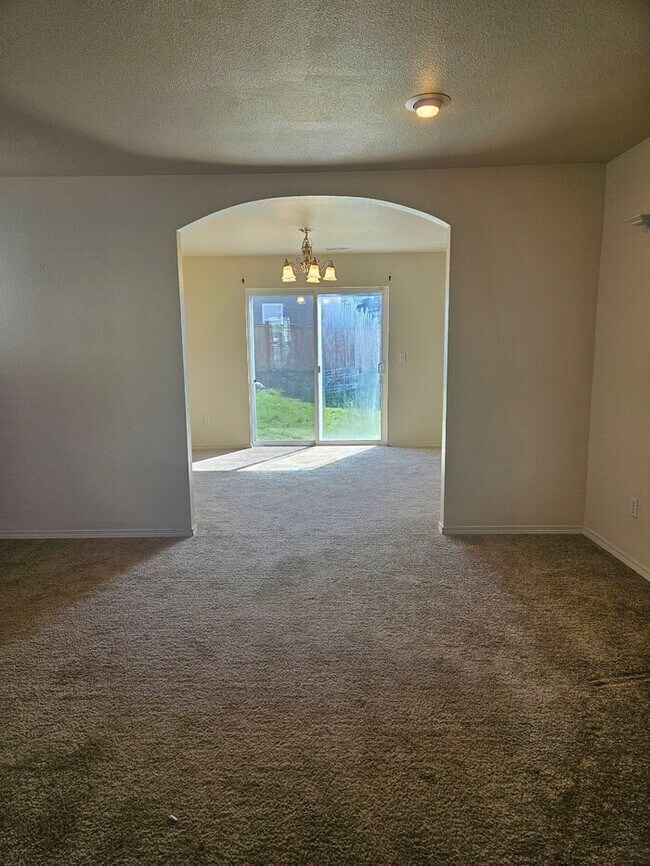 Building Photo - Silver Creek Home