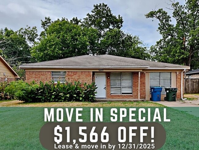 Building Photo - 1609 Parkhaven Dr