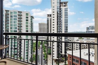 Building Photo - 3481 Lakeside Dr NE