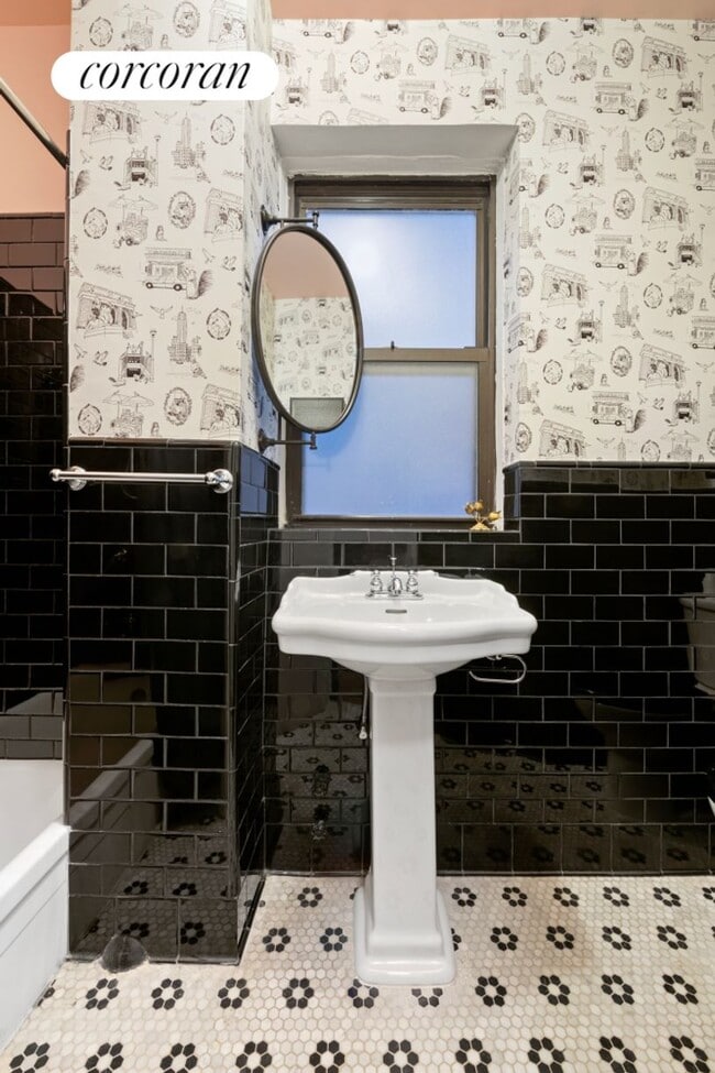 Building Photo - 242 W 104th St