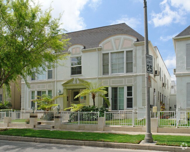 137 S Crescent Dr, Beverly Hills, CA 90212 Apartments