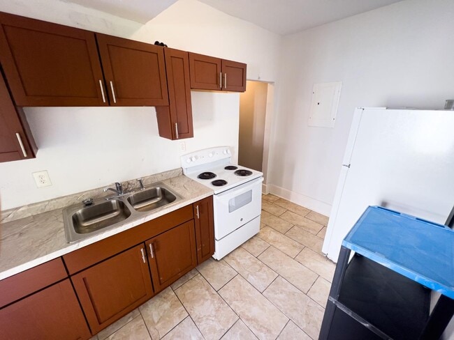 Building Photo - 602 SW 7th St