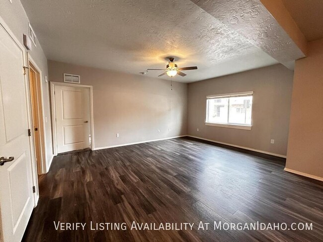 Building Photo - $500 off first month! 925 sqft 1-bed. Grou...