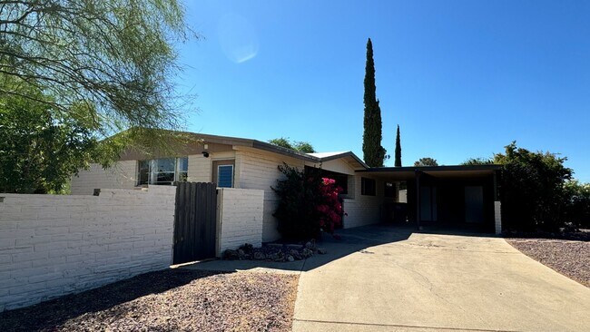 Building Photo - Eastside (Broadway and Sarnoff) 3 bedroom,...