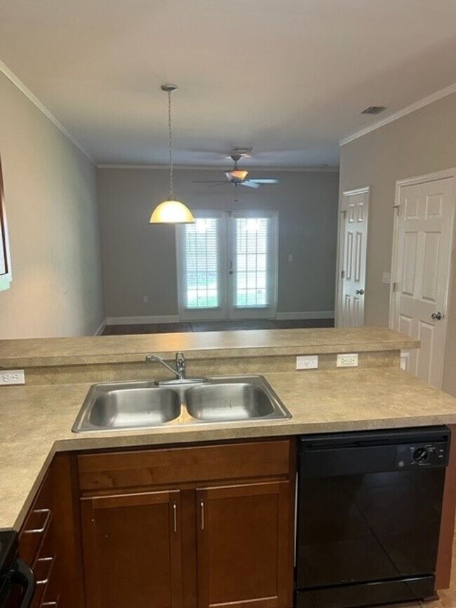 Foto del edificio - Great Location for this 2 bedroom 2 1/2 bath in Woods Edge South