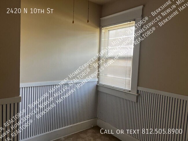 Building Photo - Large 5 Bedroom House Close to Collet Park