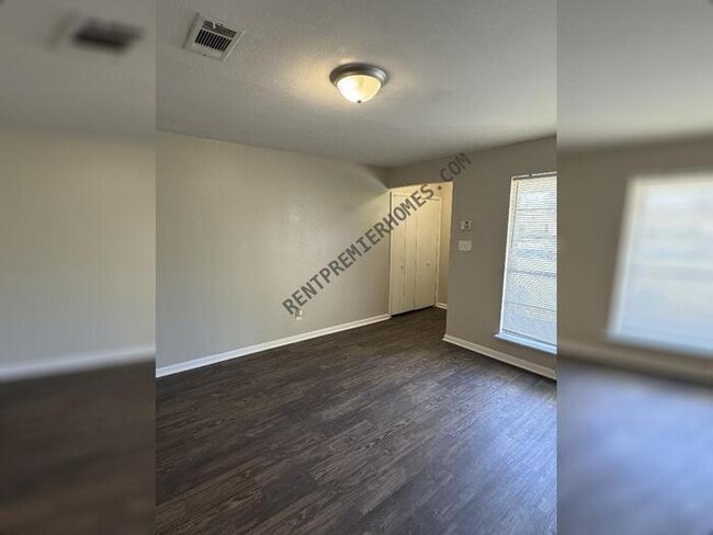 Building Photo - 2409 Eloise Cir
