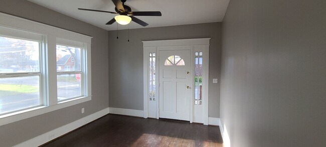 Building Photo - Adorable 3 Bedroom Bungalow