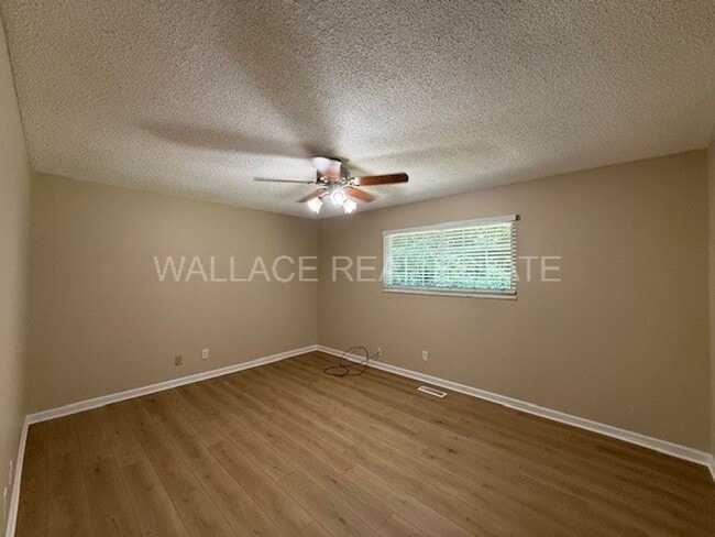 Building Photo - UPDATED 4 BEDROOM IN CRESTWOOD HILLS IN W. KNOXVILLE