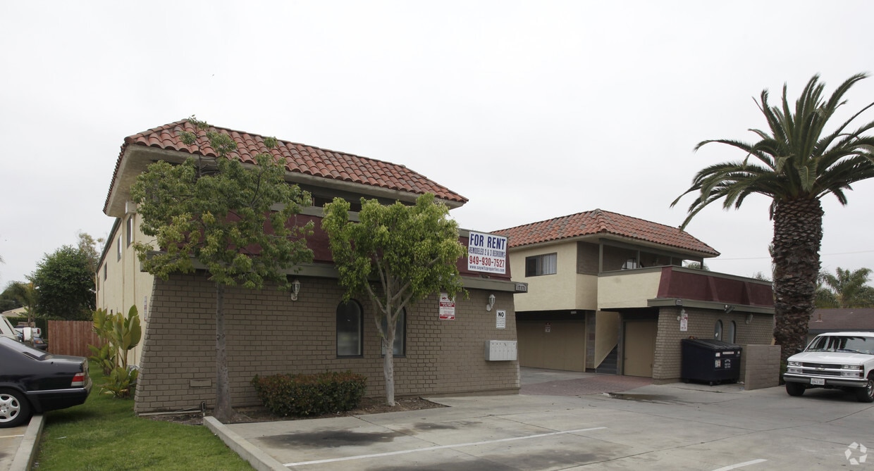 The Elm Street Townhomes Apartments in Huntington Beach, CA