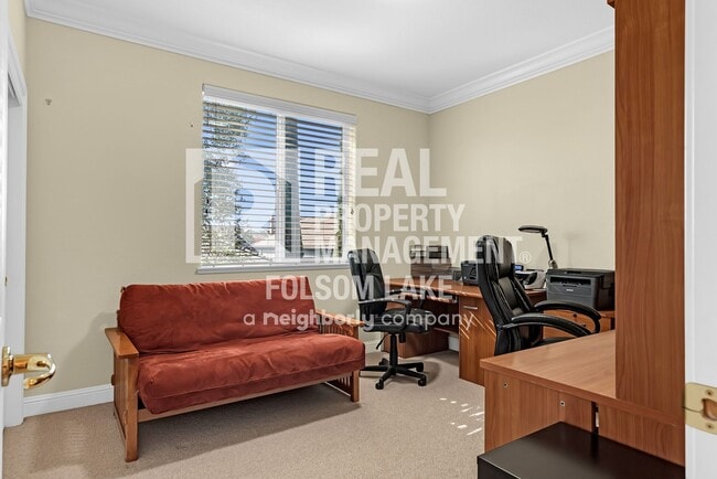 Foto del edificio - Fully furnished 5bd 3ba home in desirable Carmichael neighborhood