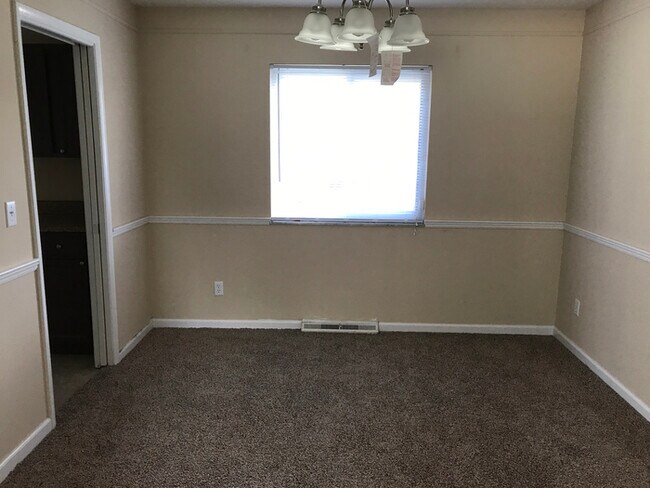 Building Photo - Gorgeous 3 Bedroom with Fireplace!