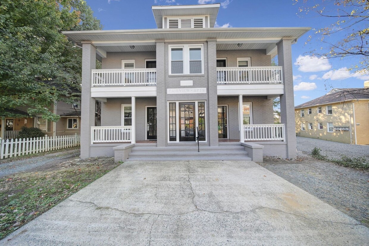 Foto principal - Newly Renovated 1 Bed 1 Bath Condo Near Up...