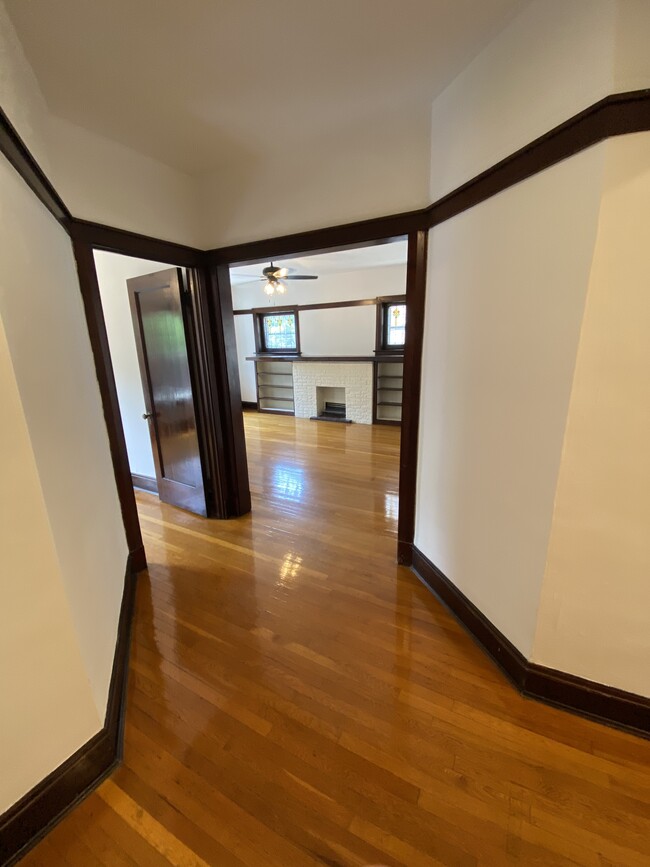 Front Hallway looking into Living Room - 1410 W Berwyn Ave