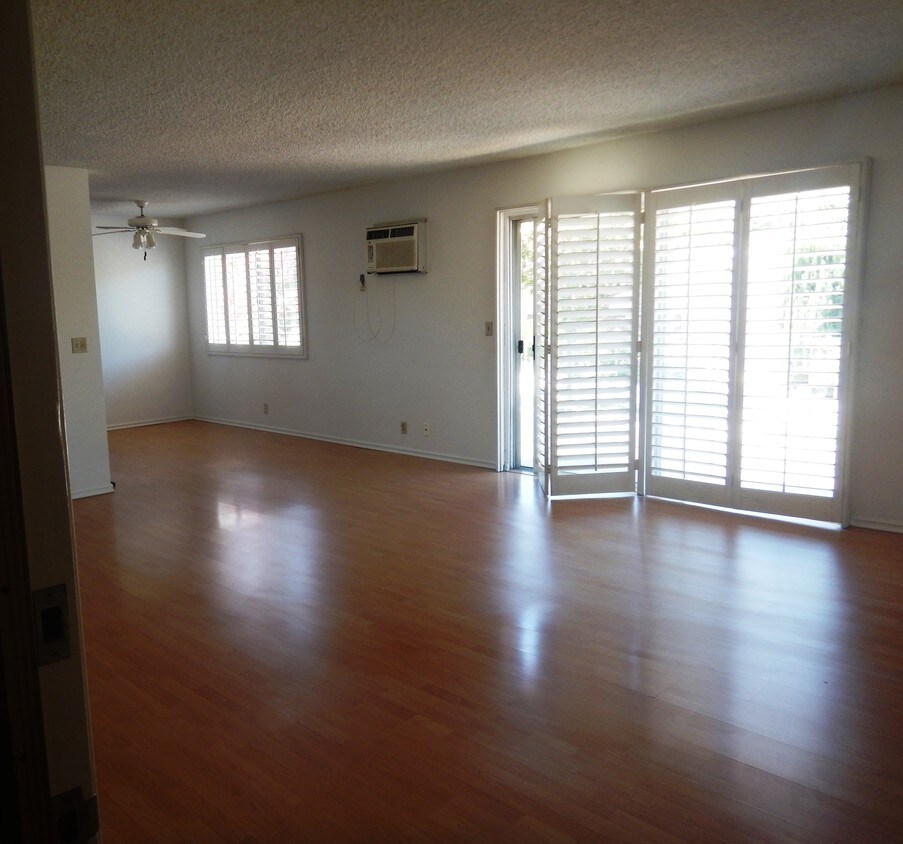Entrance/Living Room - 305 S Kenneth Rd
