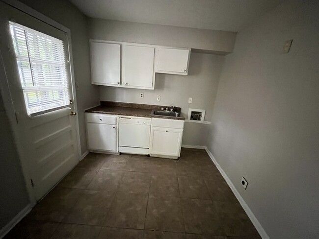 Building Photo - 1136 Railton - Available Now!