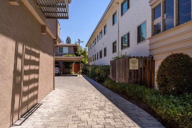 Building Photo - 1437 Floribunda Ave