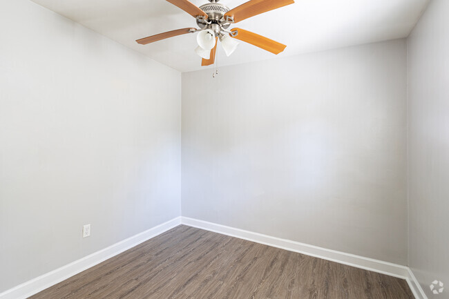 3BR, 1BA - South Circle Apts.