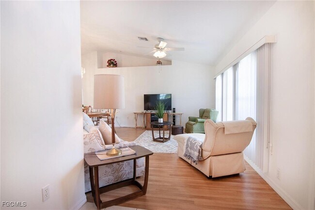 Building Photo - 3032 SW 10th Ave