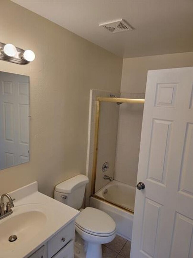 Building Photo - Freshly Updated 2BD/1.5BA Condo in Auburn ...