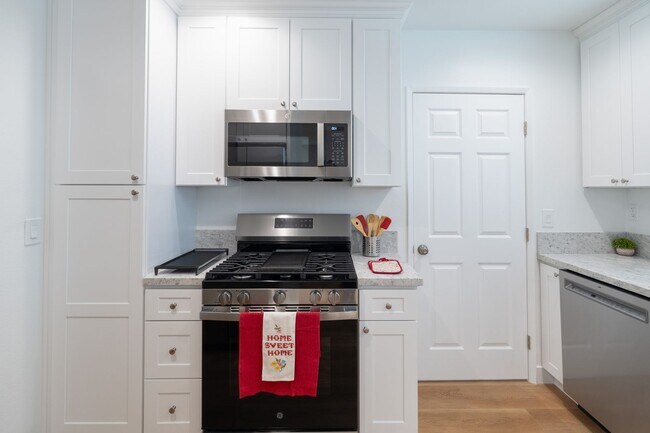 Building Photo - Charming 3 Bedrooms 2 Bathrooms Home $4,00...