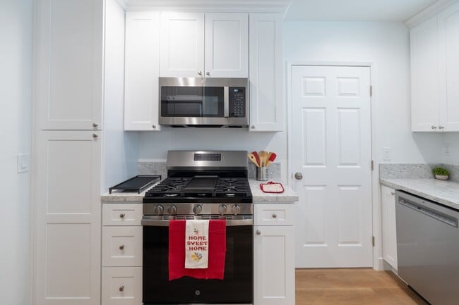 Foto del edificio - Charming 3 Bedrooms 2 Bathrooms Home $4,00...