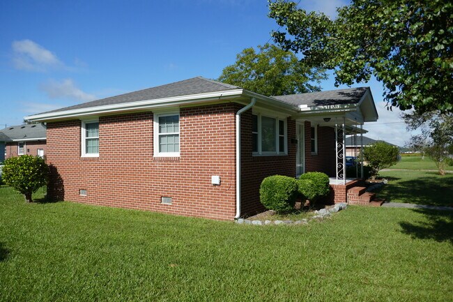 Building Photo - 805 W Grubb St