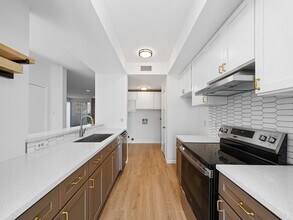 Building Photo - 2139 Lake Village Dr